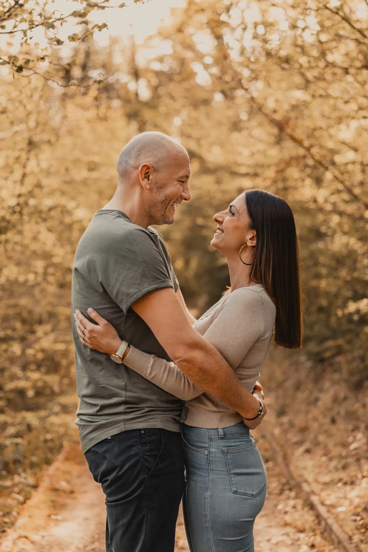 Shooting couple de Suzy et Olivier dans la forêt d’Illfurth – Haut-Rhin, Alsace – Pour les faire-part et le plan de table de leur mariage