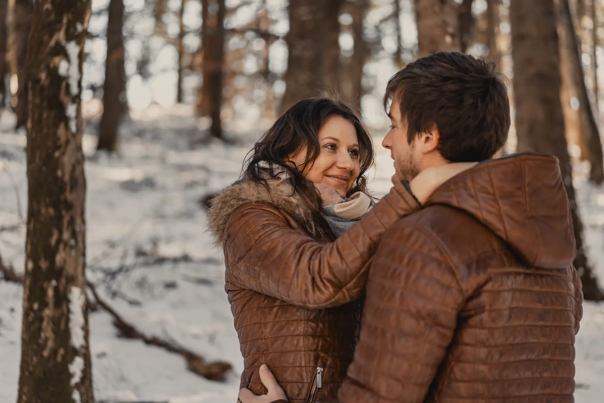 Shooting couple d’Audrey et Jérôme dans la forêt vosgienne – Vosges, Grand Est – Pour la création des faire-part de mariage
