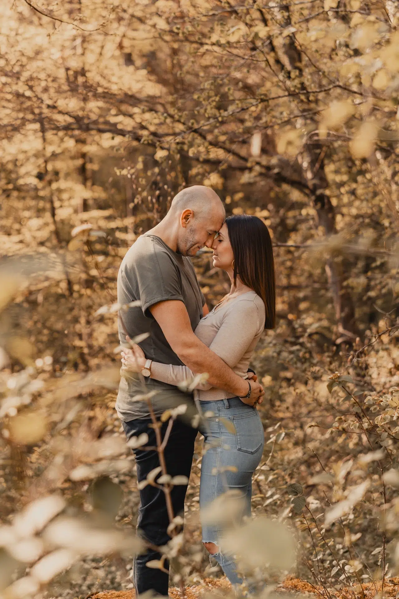 Shooting couple de Suzy et Olivier dans la forêt d’Illfurth – Haut-Rhin, Alsace – Pour les faire-part et le plan de table de leur mariage