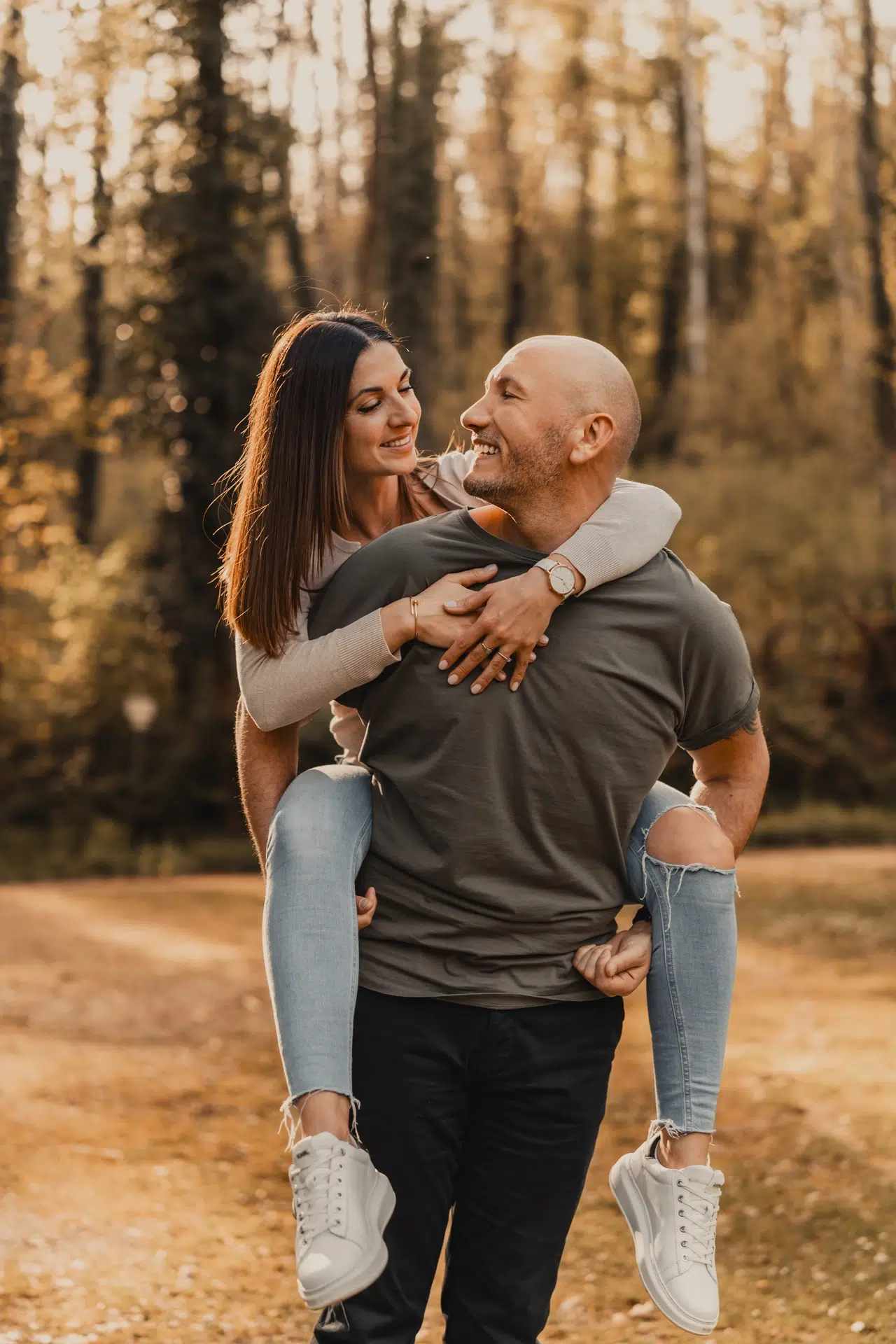 Shooting couple de Suzy et Olivier dans la forêt d’Illfurth – Haut-Rhin, Alsace – Pour les faire-part et le plan de table de leur mariage
