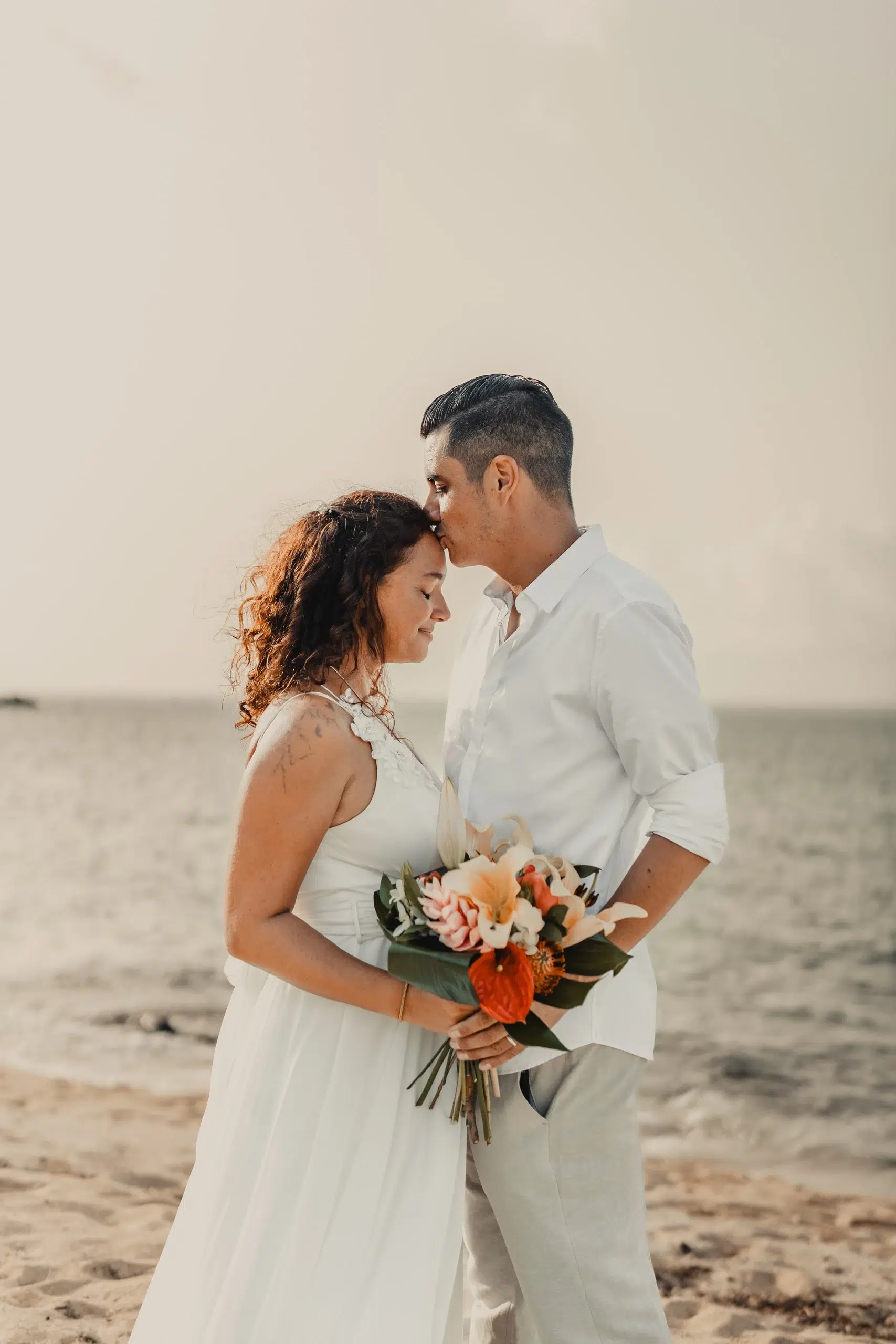 Mariage de Laetitia et Thomas sur la plage de Grand-Case - Saint-Martin, Île des Antilles françaises