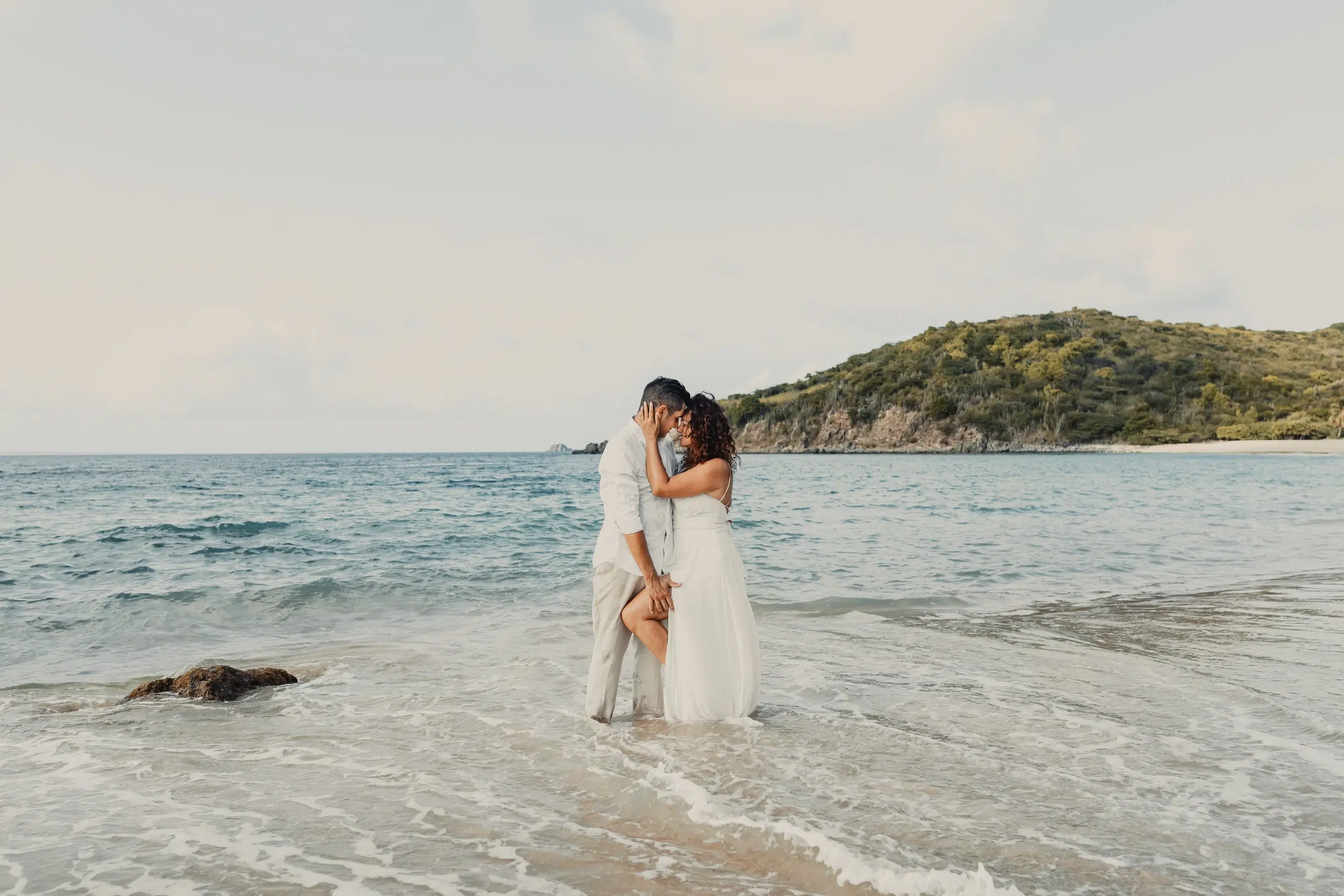 Mariage de Laetitia et Thomas sur la plage de Grand-Case - Saint-Martin, Île des Antilles françaises