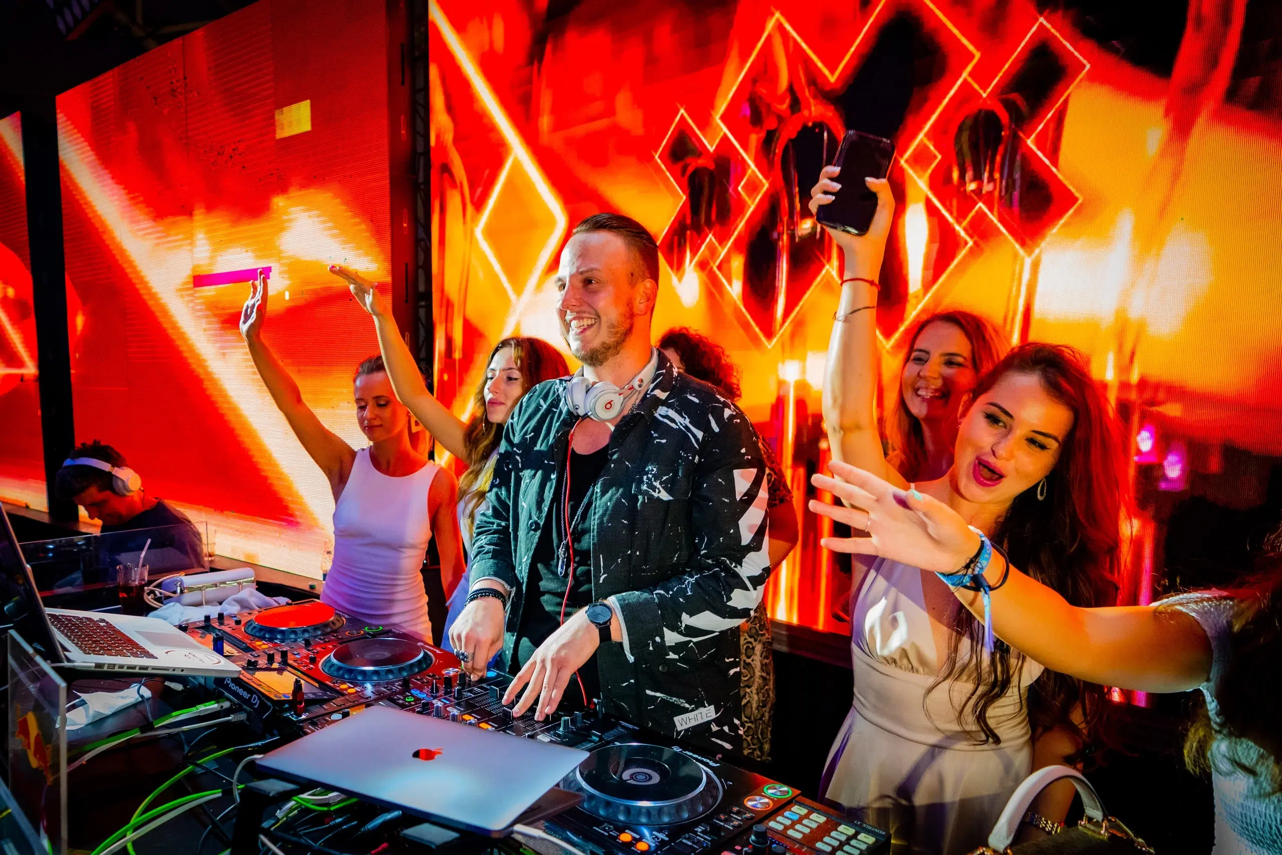 Reportage photo du DJ Chris Willsman au Fratelli Mamaia - Mamaia, Roumanie