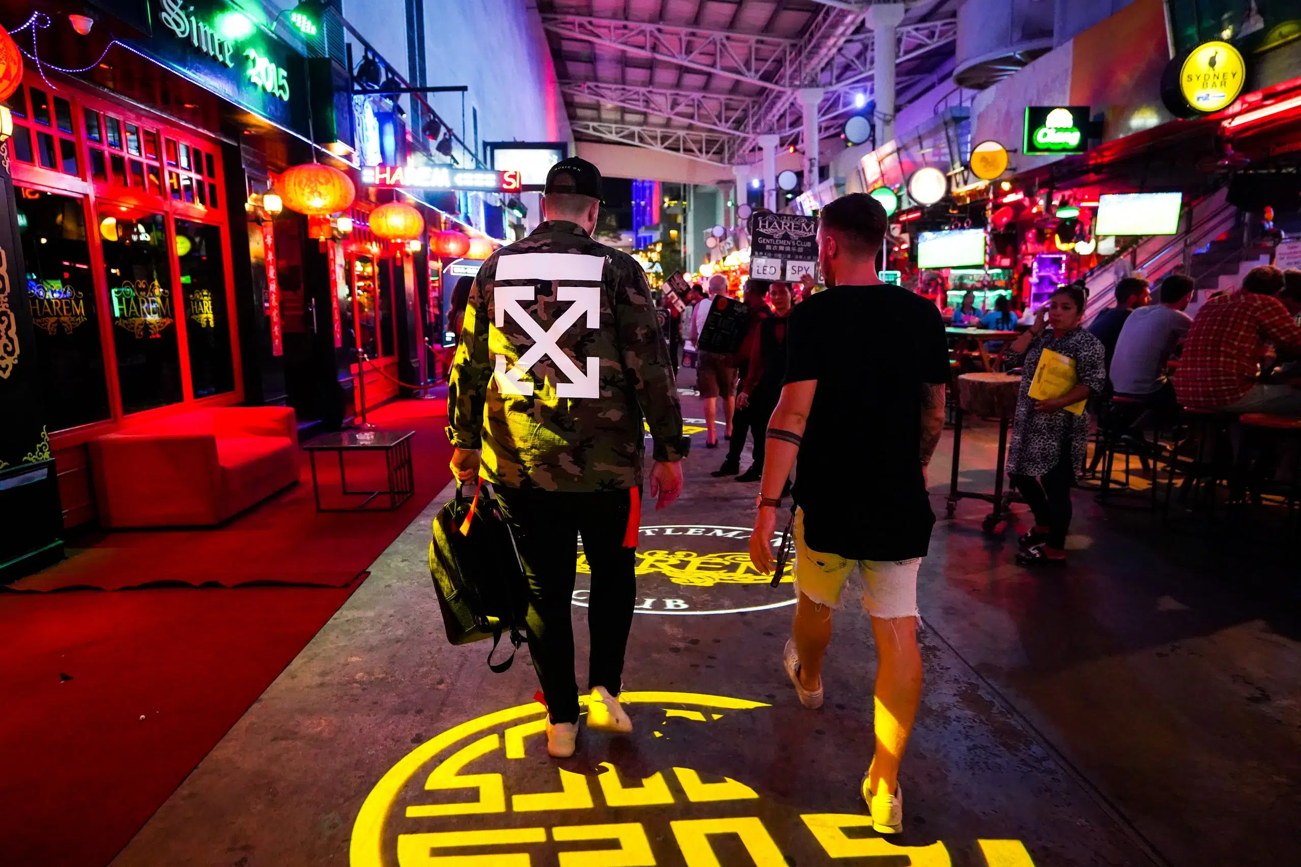 Reportage photo du DJ Chris Willsman à L’Illuzion - Phuket, Thaïlande