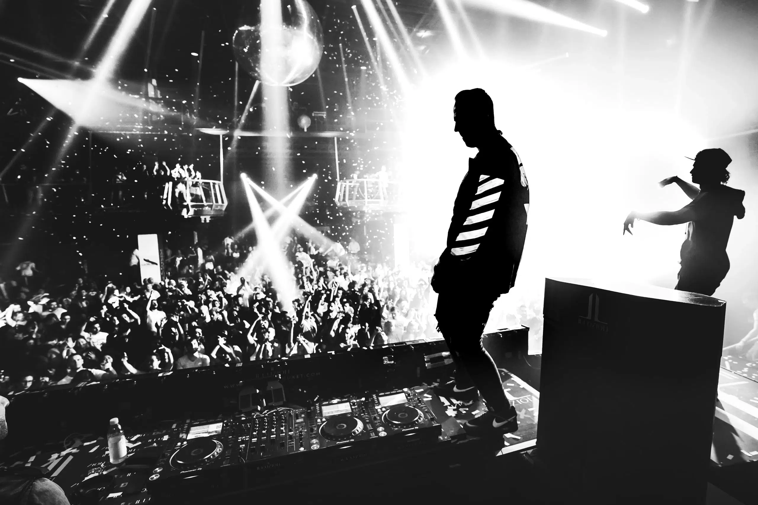 Reportage photo du DJ Chris Willsman à L’Illuzion - Phuket, Thaïlande