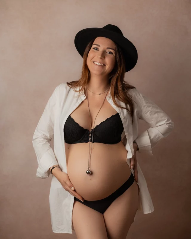 Un instant suspendu, où la douceur et l’émotion se mêlent pour célébrer la vie qui grandit. 🤍
•
www.shutterpunch.com
•
•
•
#futuremaman #grossesse #pregnant #pregnancy #mumtobe #welcomebaby #pregnantbelly #shootinggrossesse #photogrossesse #pregnantphotgraphy #studio #babybelly #maman #mum #dad #family #alsace #photographealsace #mulhouse #moody #couple #amour