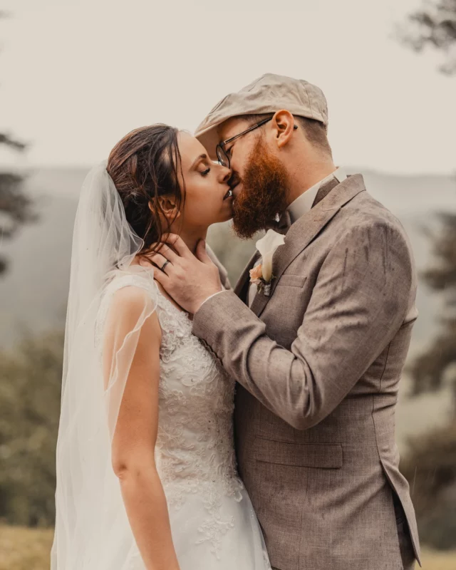 Malgré une pluie battante, rien n’a entaché la magie du mariage de Clara et Jérémy à la Bergerie Lémalou 'Bin. ✨ Grâce à la sublime déco réalisée par leurs parents et une ambiance survoltée sur la piste de danse, cette journée restera gravée comme un pur moment de bonheur et de partage ! 💃🎶
•
Mariage de Clara et Jeremy - Orbey, Haut-Rhin, Alsace
•
•
Crédits : @shutter.punch
Matériel : @sony.france
•
•
www.shutterpunch.com
•
•
•
#mariage #wedding #mariage2026 #mariés #marié #mariée #photomariage #photographemariage #photographer #weddingphotographer #weddingphotography #weddingmoody #realwedding #lamarieeauxpiedsnus #mariagenet  #alsace #photographealsace #photographemariagealsace #mariagealsace #photographemariagefrance #instawedding #moody #elopment #elopmentphotographer #mariagederêve #sinspirersemarier #orbey #alsace