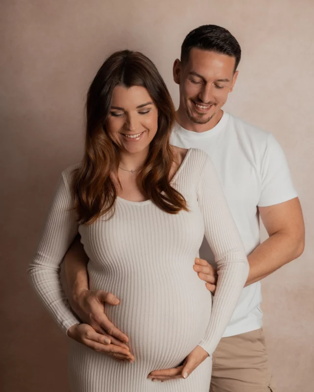 Un instant suspendu, où Mégane et Jérémy célèbrent la vie qui grandit. 🤍
•
www.shutterpunch.com
•
•
•
#futuremaman #grossesse #pregnant #pregnancy #mumtobe #welcomebaby #pregnantbelly #shootinggrossesse #photogrossesse #pregnantphotgraphy #studio #babybelly #maman #mum #dad #family #alsace #photographealsace #mulhouse #moody #couple #amour