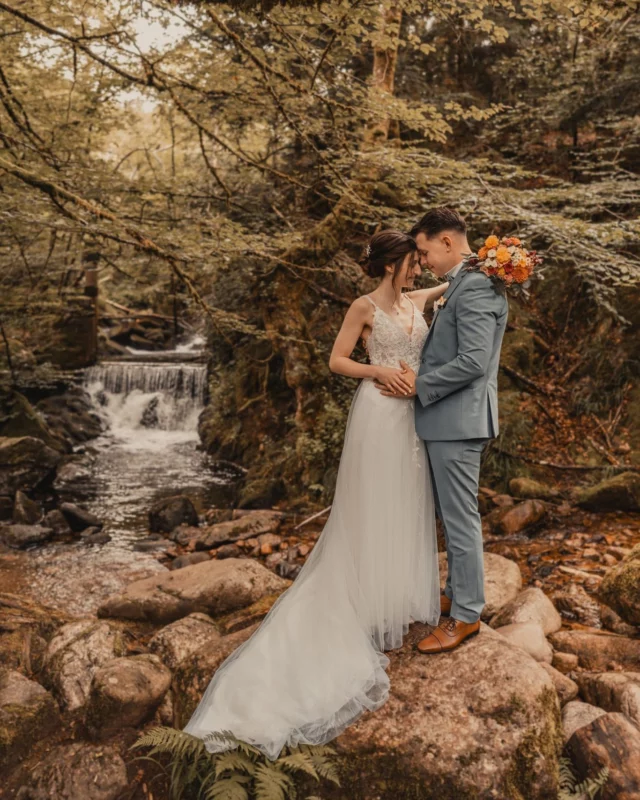 Au bord de la cascade, leurs fronts  unis, Élise & Philippe ont laissé le silence parler pour eux. Un moment suspendu, où l’eau, la nature et l’amour ne faisaient plus qu’un. 🌿
•
Mariage d’Elise et Philippe à Sewen - Haut-Rhin, Alsace
•
•
Crédits : @shutter.punch
Matériel : @sony.france
•
•
www.shutterpunch.com
•
•
•
#mariage #wedding #mariage2024 #mariés #marié #mariée #photomariage #photographemariage #photographer #weddingphotographer #weddingphotography #weddingmoody #realwedding #lamarieeauxpiedsnus #mariagenet  #alsace #photographealsace #photographemariagealsace #mariagealsace #photographemariagefrance #instawedding #moody #elopment #elopmentphotographer #mariagederêve #sinspirersemarier #sewen #alsace