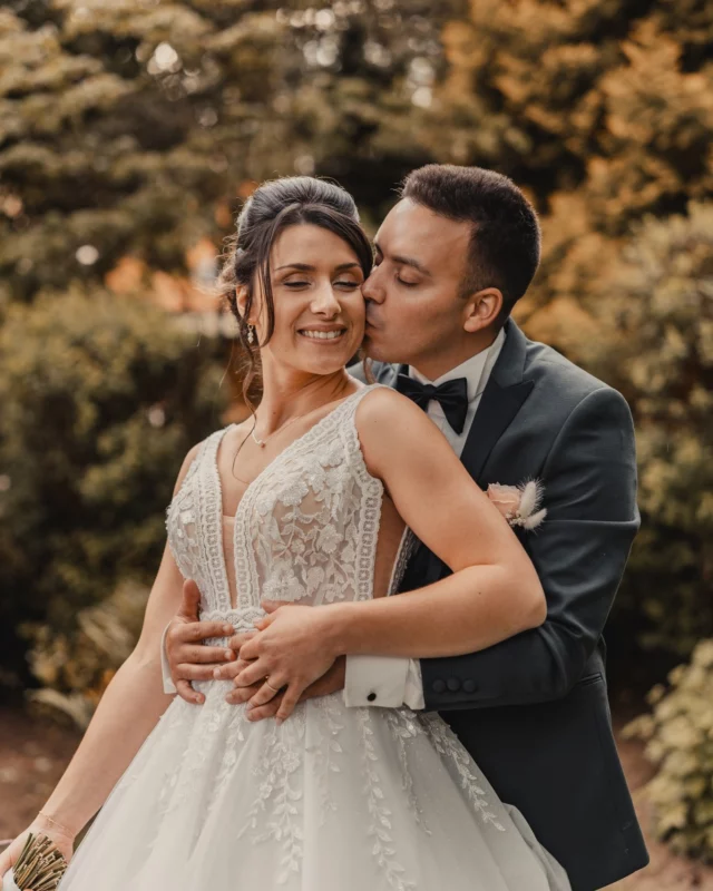 Sous un ciel changeant, Marjorie & Cyril ont uni leurs vies au Domaine de Chaletang. Entre douceur, rires et regards tendres, leur mariage a rayonné dans un écrin de nature apaisante. 🌿
•
Mariage de Marjorie et Cyril au Domaine de Chaletang, Semamagny - Territoire de Belfort,  Franche-Comté
•
•
Crédits : @shutter.punch
Matériel : @sony.france
•
•
www.shutterpunch.com
•
•
•
#mariage #wedding #mariage2026 #mariés #marié #mariée #photomariage #photographemariage #photographer #weddingphotographer #weddingphotography #weddingmoody #realwedding #lamarieeauxpiedsnus #mariagenet  #alsace #photographealsace #photographemariagealsace #mariagealsace #photographemariagefrance #instawedding #moody #elopment #elopmentphotographer #mariagederêve #sinspirersemarier #belfort #alsace