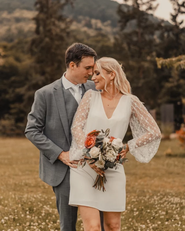 Isabelle & Nicolas ont vécu une journée pleine de lumière, d’amour et de rires dans le cocon chaleureux du terrain familial. Un mariage à leur image, simple, sincère et rempli de bonheur. 💛
•
Mariage d’Isabelle et Nicolas à Kaysersberg - Haut-Rhin, Alsace
•
•
Crédits : @shutter.punch
Matériel : @sony.france
•
•
www.shutterpunch.com
•
•
•
#mariage #wedding #mariage2024 #mariés #marié #mariée #photomariage #photographemariage #photographer #weddingphotographer #weddingphotography #weddingmoody #realwedding #lamarieeauxpiedsnus #mariagenet  #alsace #photographealsace #photographemariagealsace #mariagealsace #photographemariagefrance #instawedding #moody #elopment #elopmentphotographer #mariagederêve #sinspirersemarier #kaysersberg #alsace