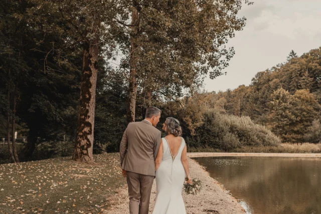 Perrine et Laurent ont célébré leur amour dans l’ambiance chaleureuse du Moulin Bas, un cadre authentique sublimé par des lumières tamisées et une décoration élégante. Entre rires, toasts et moments précieux partagés avec leurs proches, cette journée a été remplie d’émotions et de magie. ✨🥂
•
Mariage de Perrine & Laurent au Moulin Bas - Ligsdorf, Haut-Rhin, Alsace
•
•
Crédits : @shutter.punch
Lieu : @domainedumoulinbas 
Matériel : @sony.france
•
•
www.shutterpunch.com
•
•
•
#mariage #wedding #mariage2026 #mariés #marié #mariée #photomariage #photographemariage #photographer #weddingphotographer #weddingphotography #weddingmoody #realwedding #lamarieeauxpiedsnus #mariagenet  #alsace #photographealsace #photographemariagealsace #mariagealsace #photographemariagefrance #instawedding #moody #elopment #elopmentphotographer #mariagederêve #sinspirersemarier  #alsace