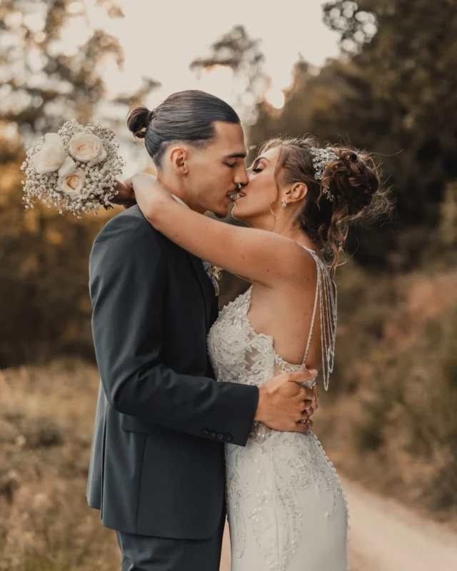 Marine & Lucas ont célébré leur amour dans un cadre montagneux magique, entre décor raffiné, fleurs poétiques et douce complicité. ✨
•
Mariage de Marine et Lucas au Domaine du Goldenmatt - Goldbach-Altenbach, Haut-Rhin, Alsace
•
•
Crédits : @shutter.punch
Lieu : @domainegoldenmatt
Décoration : @souslecharme_weddingplanner
Fleuriste : @bleu_etcoquelicot
Matériel : @sony.france
•
•
www.shutterpunch.com
•
•
•
#mariage #wedding #mariage2026 #mariés #marié #mariée #photomariage #photographemariage #photographer #weddingphotographer #weddingphotography #weddingmoody #realwedding #lamarieeauxpiedsnus #mariagenet  #alsace #photographealsace #photographemariagealsace #mariagealsace #photographemariagefrance #instawedding #moody #elopment #elopmentphotographer #mariagederêve #sinspirersemarier #thann #alsace